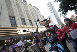 artistas en desfile navideño