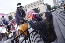 artistas en desfile navideño