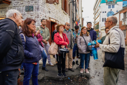 Personas en recorrido patrimonial en Usaquén