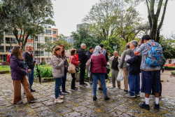 Personas en recorrido patrimonial en Usaquén