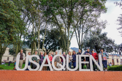 Personas en recorrido patrimonial en Usaquén