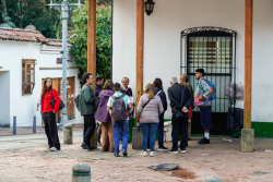 Personas en recorrido patrimonial en Usaquén