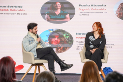 personas en charla