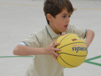 Niño jugando baloncesto. Foto: Pixabay.