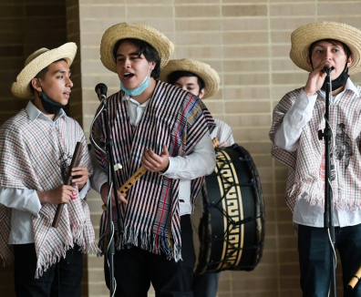 Arte en el colegio - Agrupación de jóvenes cantando