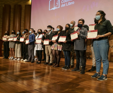 Bogotá en 100 palabras ganadores - Grupo de personas con diploma