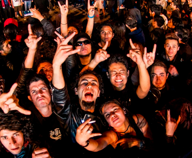grupo de personas en concierto de rock