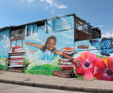 casa decorada con un grafiti 