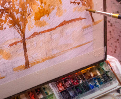imagen de una mano de una persona pintando un cuadro