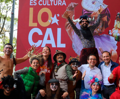 grupo de personas sonriendo 