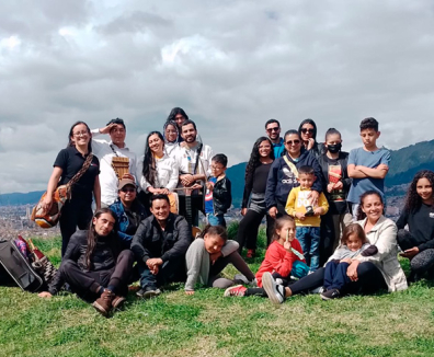 grupo de personas en un espacio abierto
