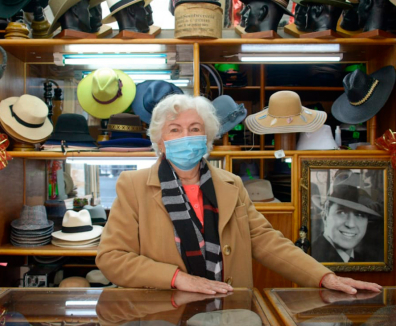 mujer mayo en una tienda de sombreros