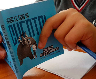 primer plano de una mano de un niños con un libro