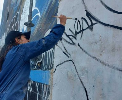 Mujer pintando grafiti