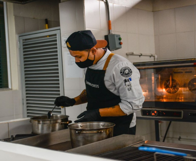 Hombre cocinando