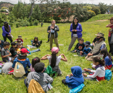 Personas reunidas al aire libre