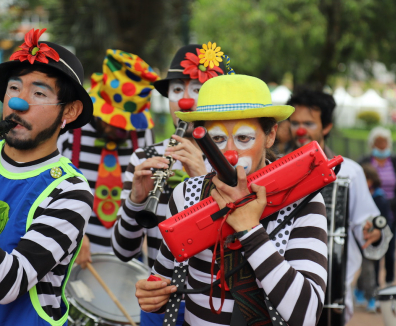 Grupo de artistas musicales tocan instrumentos