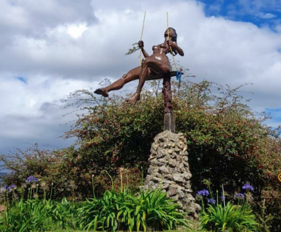 Escultura Mujer en Columpio