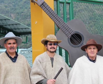Tres hombres con ruana y sombrero