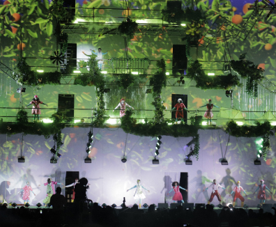 personas actuando en un escenario