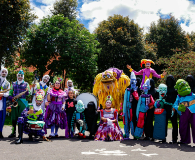 Colectivo con marionetas gigantes