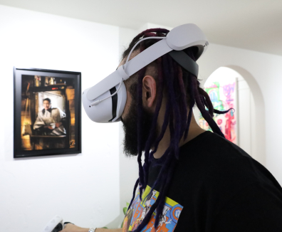 Hombre con gafas de realidad virtual