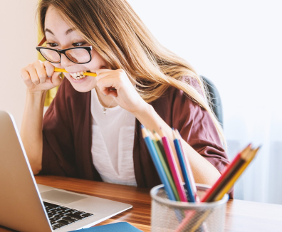 Mujer joven frente al computador