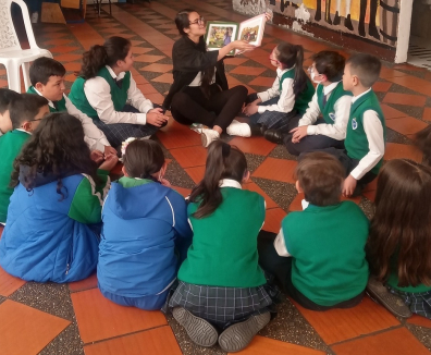 Niños y niñas reunidos