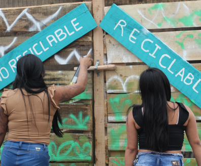 Dos mujeres leyendo en una pared
