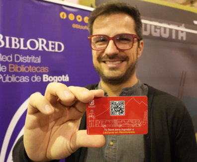 Hombre sosteniendo tarjeta tullave