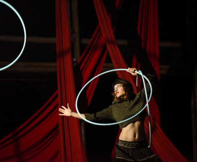 Artista circense con aros 