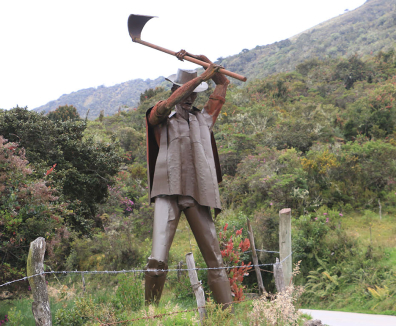 Monumento de hombre con asadón