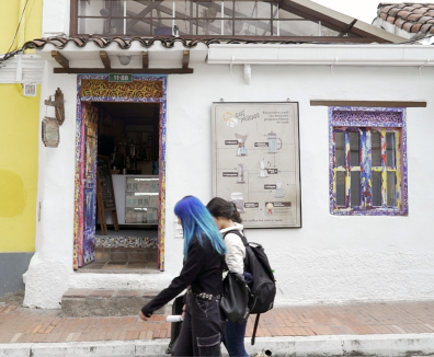 Dos mujeres caminando en la calle