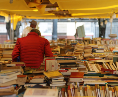 Persona con libros