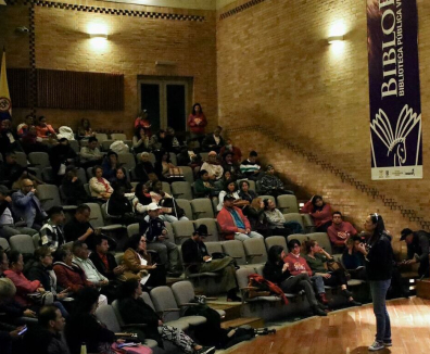 PErsonas reunidas en auditorio