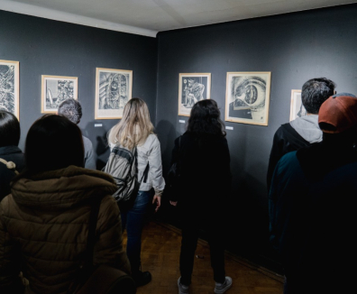 Personas viendo cuadros