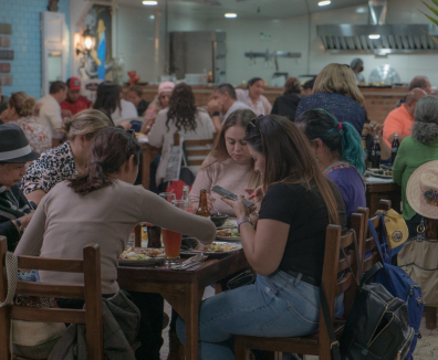 Perosnas reunidas en plazoleta de comidas