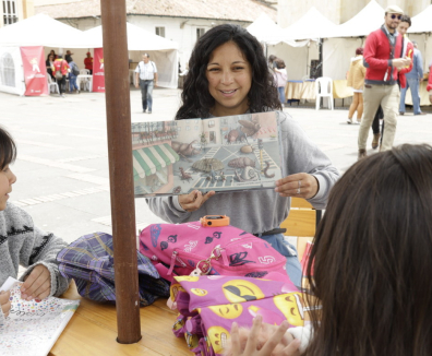 Mujer leyendo a niñas