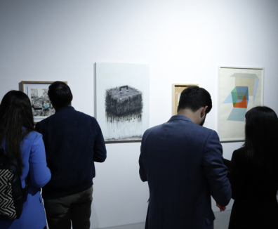 Personas mirando galería de arte en un museo