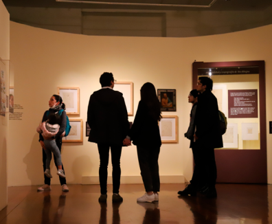 Personas viendo una exposición de un museo