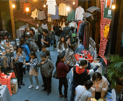 Grupo de personas en una feria