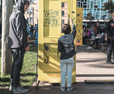 Personas en una feria