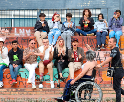 Personas sentadas en una escalera