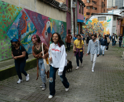 Personas recorriendo