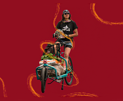 Mujer sobre una bicicleta llevando un mercado