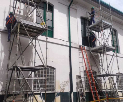 Hombres remodelando una fachada
