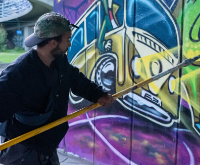 Artista urbano pintando