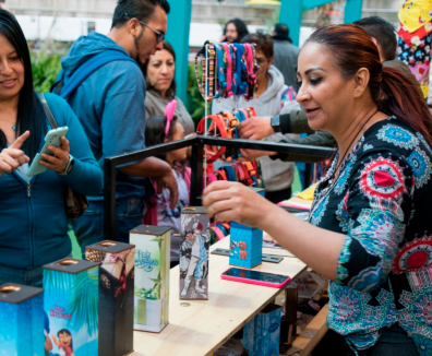 Personas en una feria