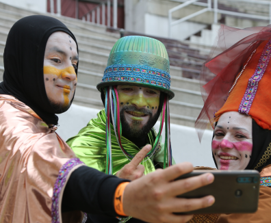 Tres artistas tomándose una selfie