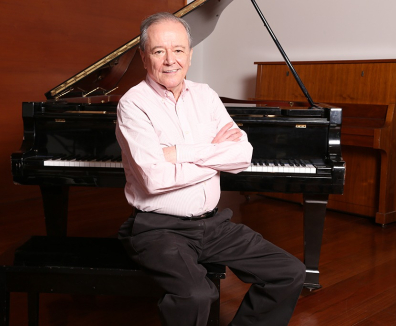 Hombre posando con piano